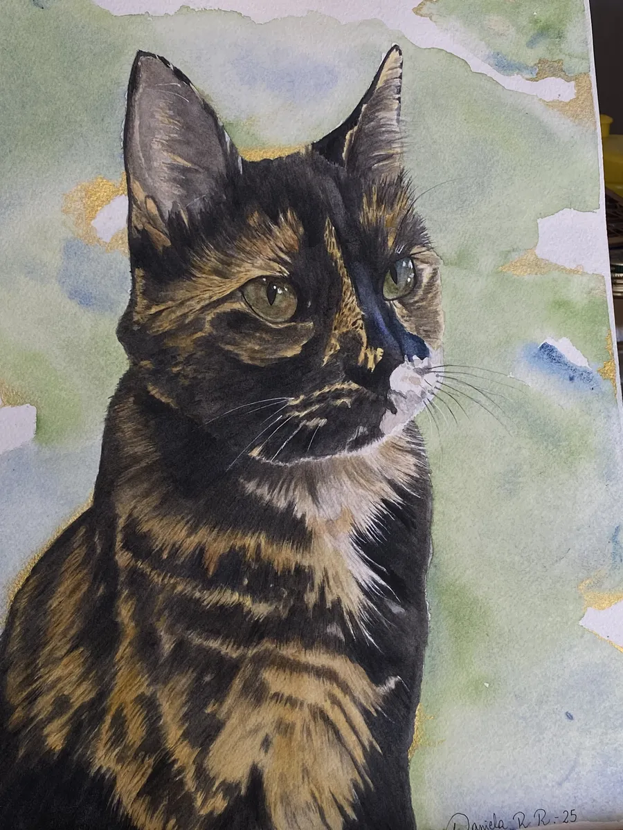 Retrato en acuarela de un gato con detalles en pan de oro